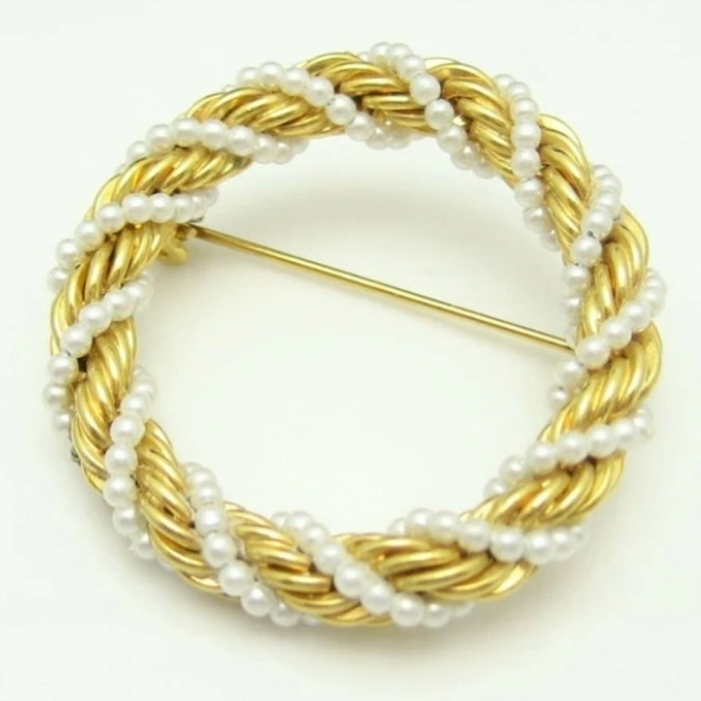 Vintage Circle Brooch Pin Mid Century Classic Faux Pearl Braided Goldtone Rope